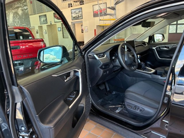 Used 2025 Toyota RAV4 XLE FWD image 9