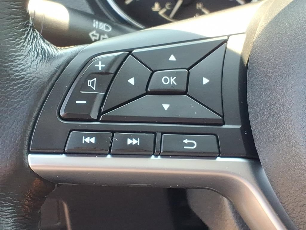 Used 2017 Nissan Rogue SV w/ SV Premium Package AWD/4WD image 12