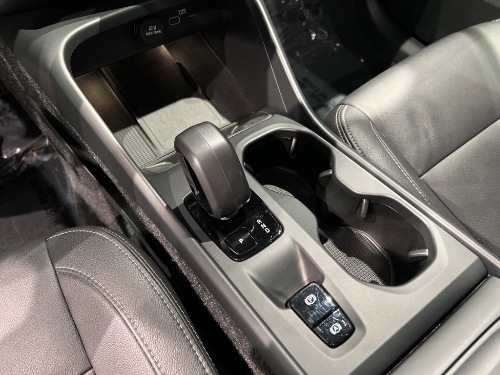 Used 2025 Volvo XC40 B5 Core image 17
