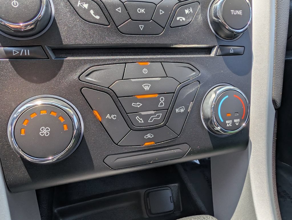 Used 2015 Ford Fusion SE w/ Equipment Group 201A FWD image 19