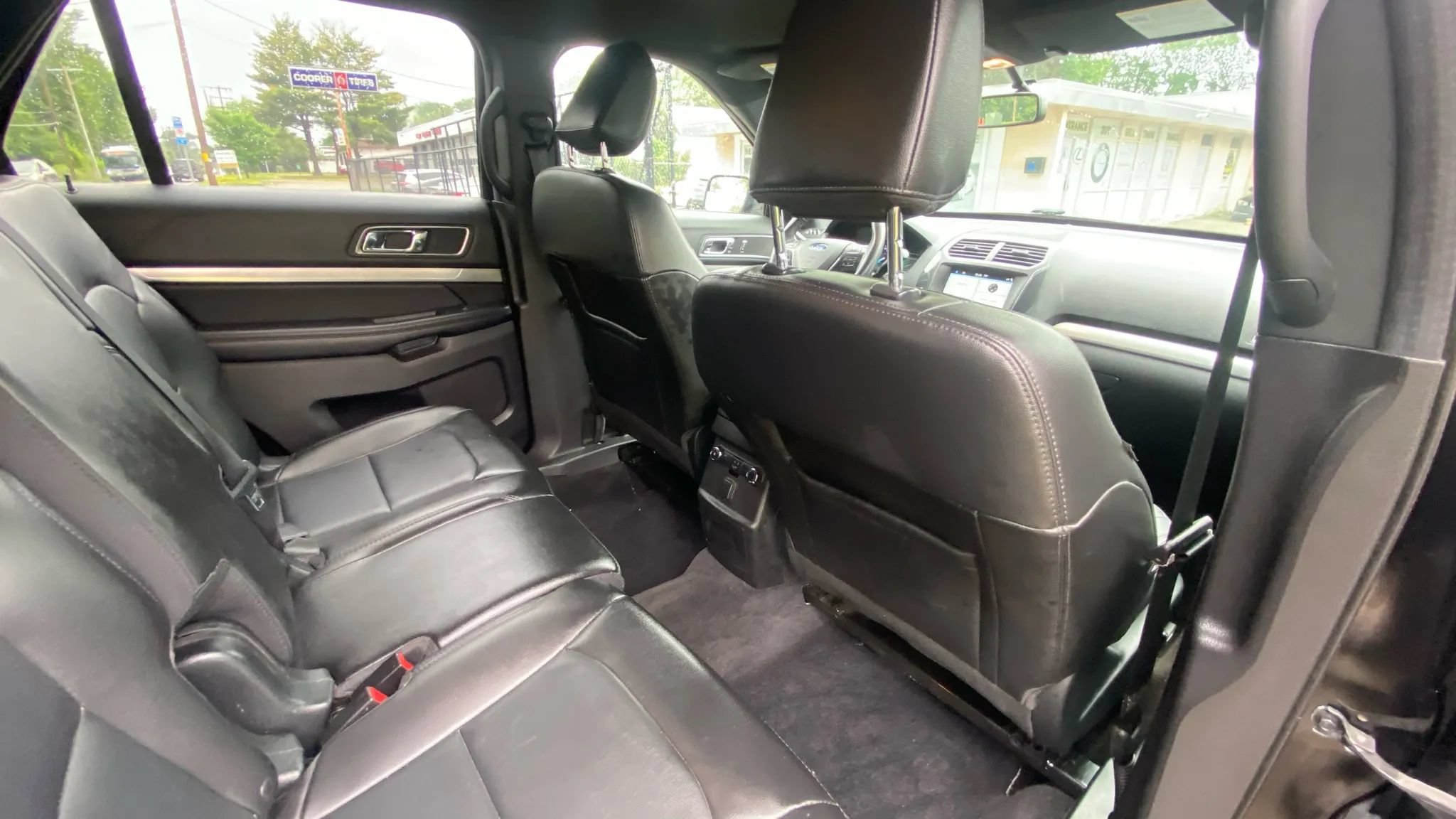 Used 2018 Ford Explorer XLT w/ Equipment Group 202A AWD/4WD image 16