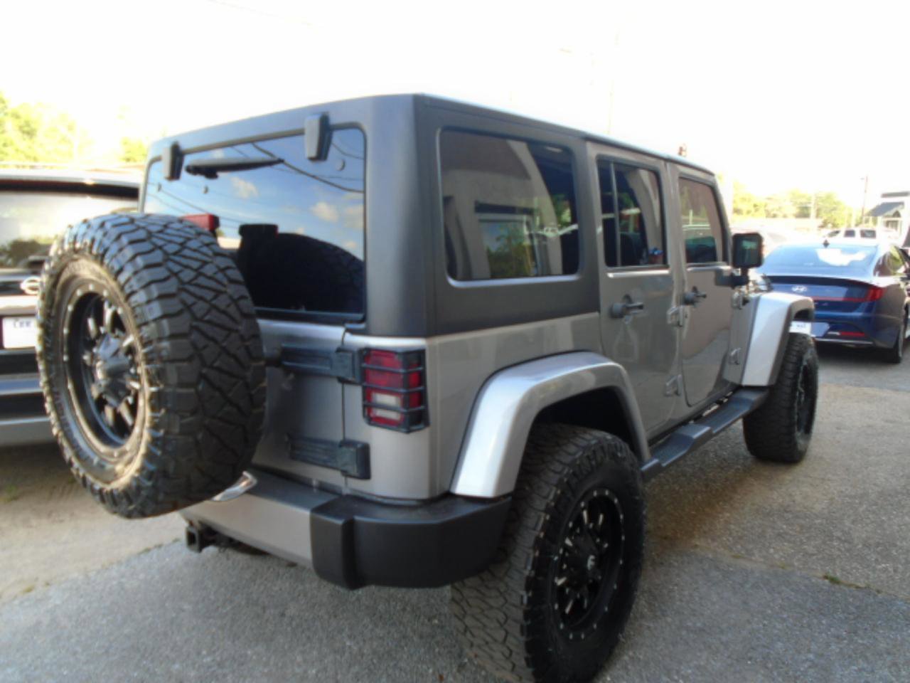 Used 2018 Jeep Wrangler Unlimited Sahara w/ Connectivity Group AWD/4WD image 4