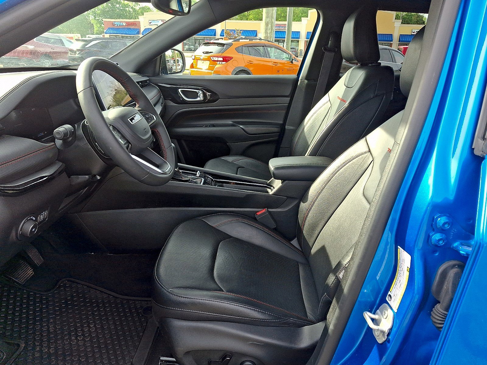 Used 2025 Jeep Compass Trailhawk w/ Trailhawk Elite Group image 12