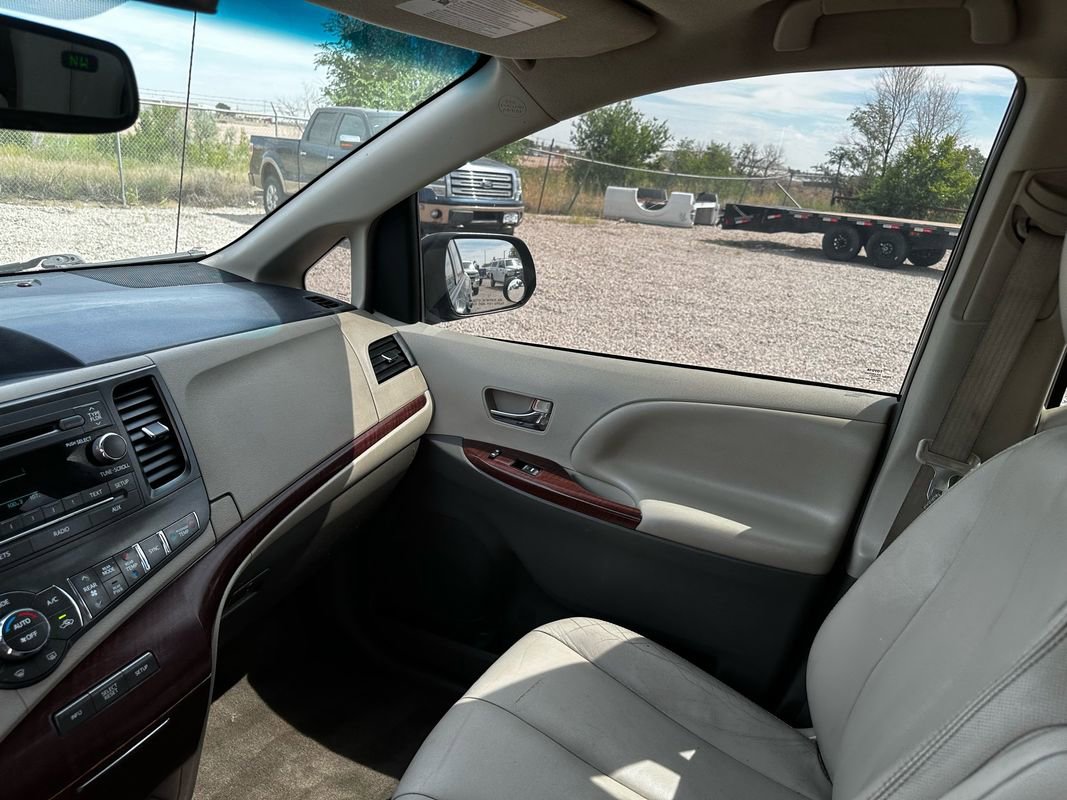 Used 2012 Toyota Sienna XLE image 34