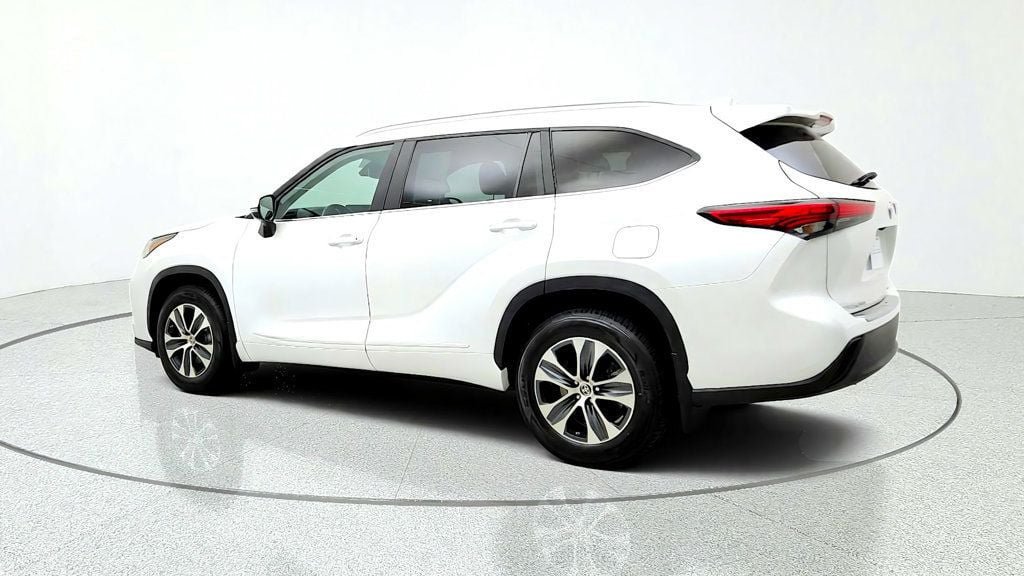 Used 2023 Toyota Highlander XLE AWD/4WD image 7