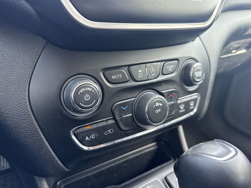 Used 2019 Jeep Cherokee Latitude Plus w/ Cold Weather Group AWD/4WD image 16