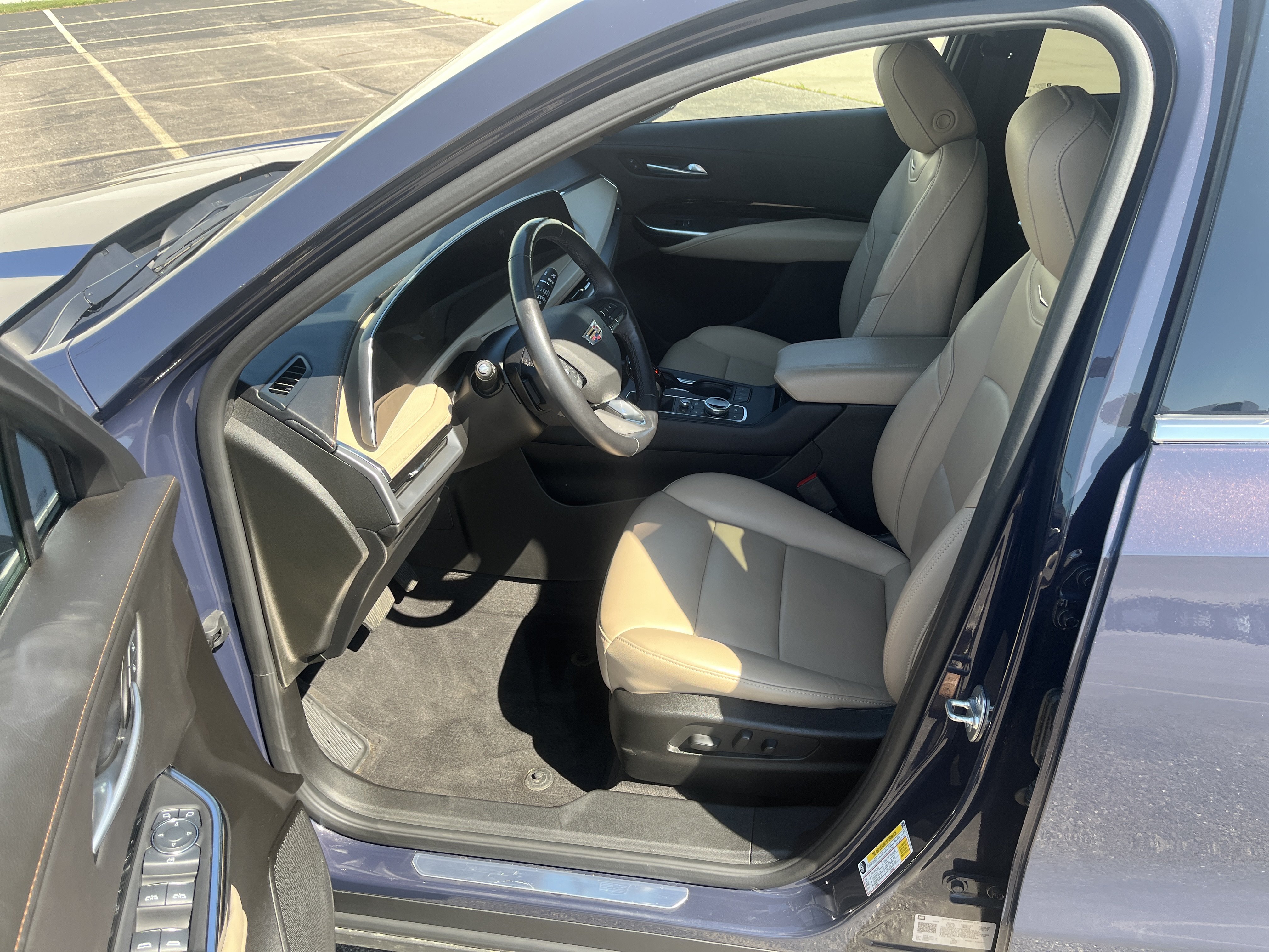 Used 2024 Cadillac XT4 Luxury w/ Cold Weather Package AWD/4WD image 9