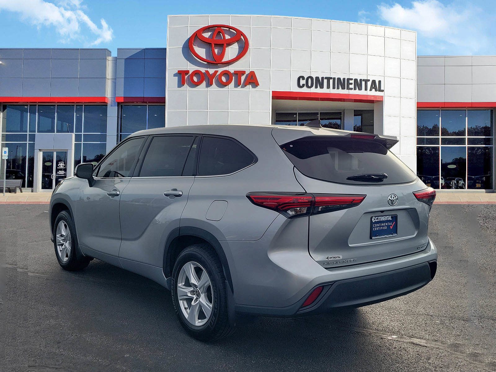 Used 2022 Toyota Highlander LE AWD/4WD image 4