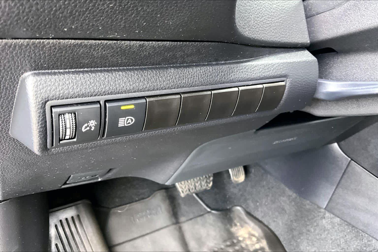 Certified 2025 Toyota Corolla SE w/ SE Premium Package FWD image 33