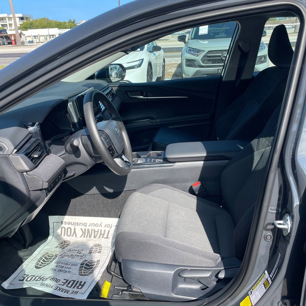 Used 2025 Toyota Camry LE image 10
