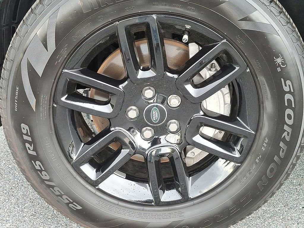 Used 2025 Land Rover Defender 110 S image 8