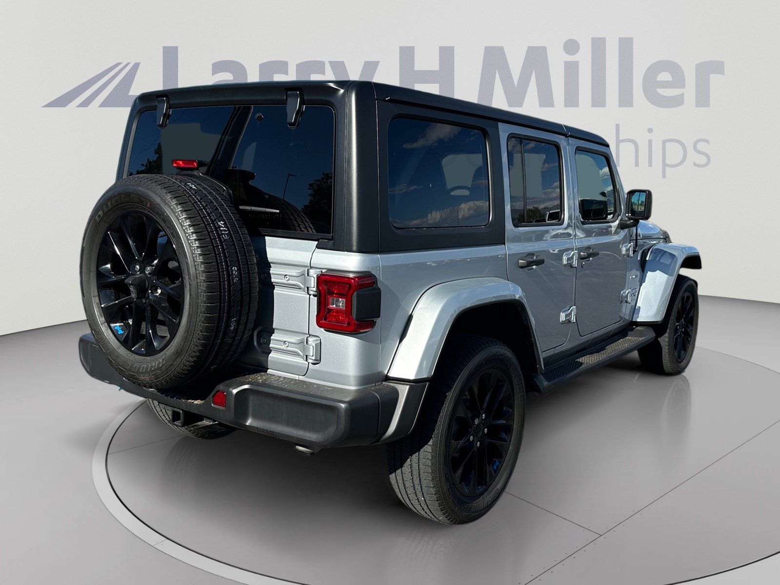 Used 2023 Jeep Wrangler Unlimited Sahara AWD/4WD image 5
