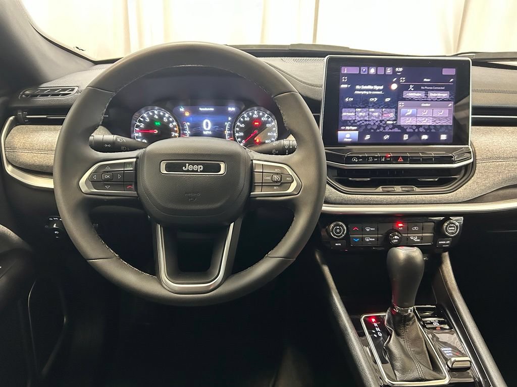 Used 2023 Jeep Compass Latitude AWD/4WD image 3
