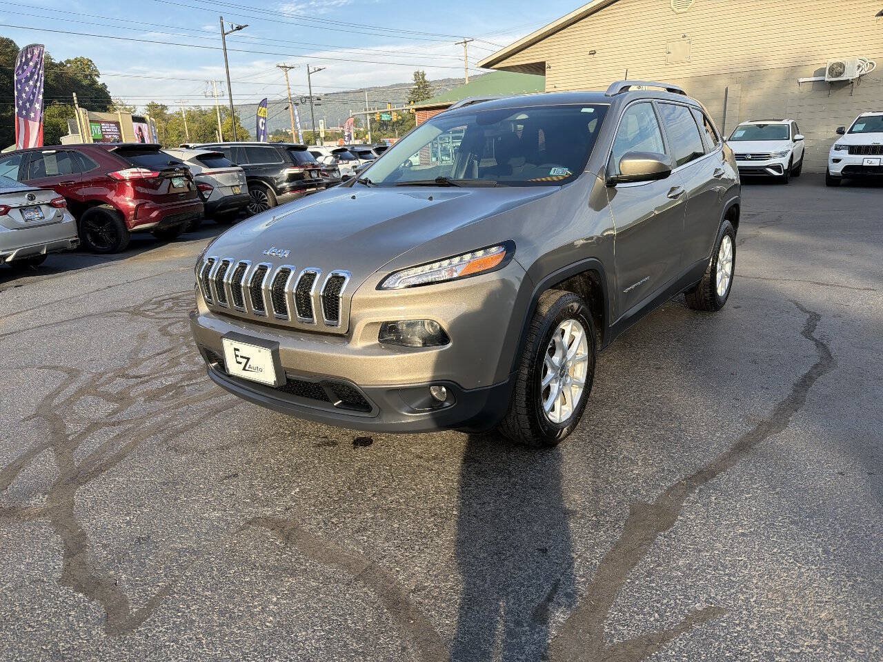 Used 2016 Jeep Cherokee Latitude w/ Cold Weather Group AWD/4WD image 4