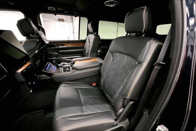 Used 2025 Jeep Grand Wagoneer L Series III w/ Rear-Seat Entertainment Group AWD/4WD image 24
