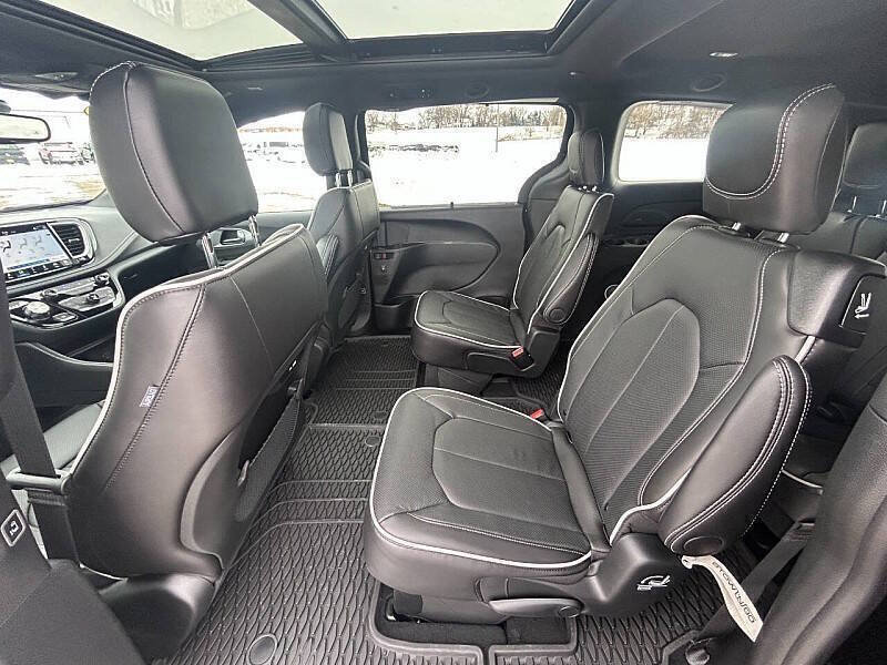 New 2026 Chrysler Pacifica Limited w/ S Appearance Package FWD image 28