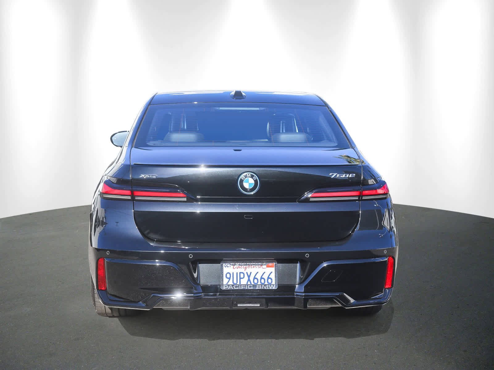 Used 2026 BMW 750e xDrive w/ Premium Package image 5