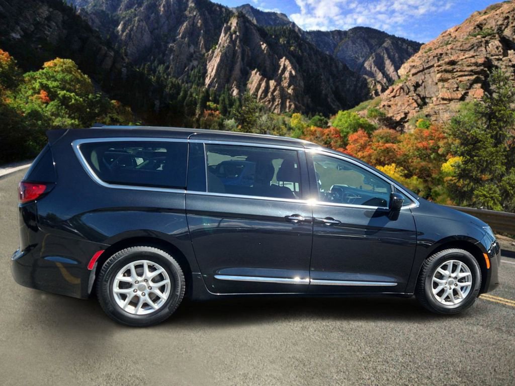 Used 2020 Chrysler Pacifica Touring-L FWD image 2