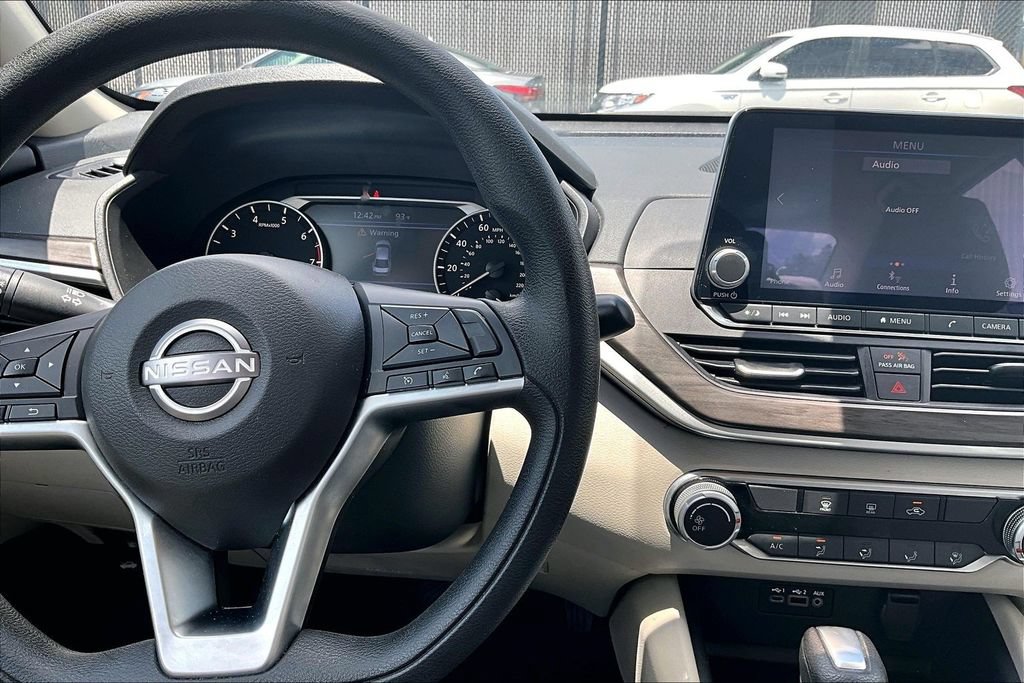 Used 2025 Nissan Altima 2.5 SV FWD image 11