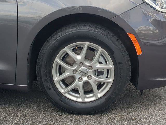 Certified 2023 Chrysler Pacifica Touring-L image 11