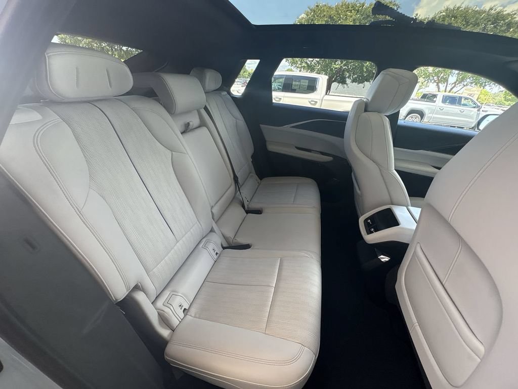 Certified 2024 Cadillac Lyriq Luxury AWD/4WD image 28