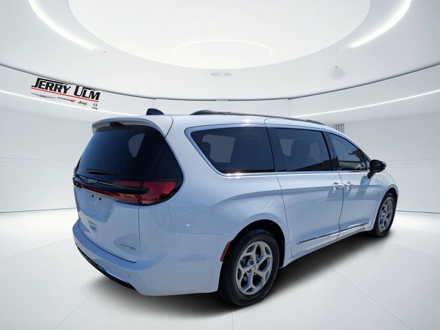 Used 2023 Chrysler Pacifica Limited FWD image 3