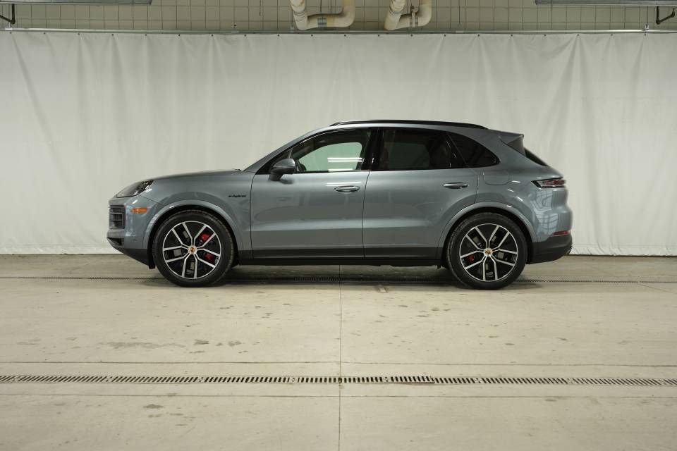 New 2026 Porsche Cayenne S image 2