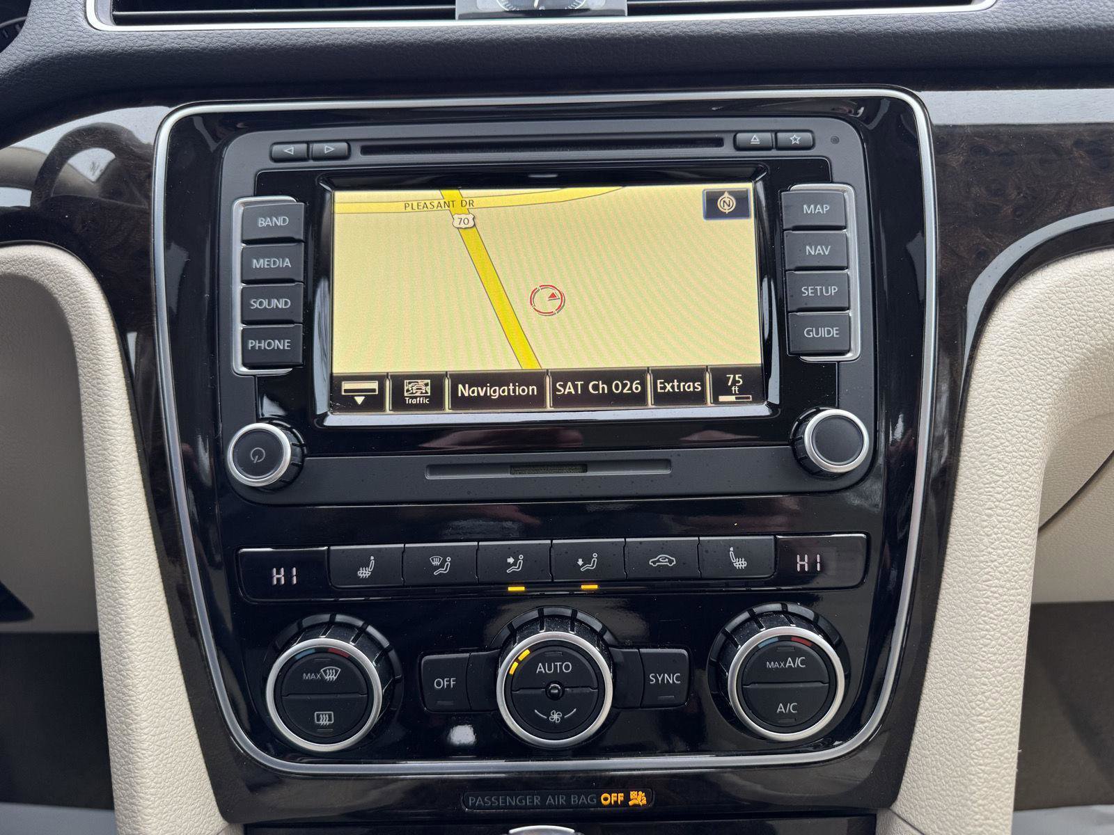 Used 2015 Volkswagen Passat TDI SEL Premium image 19