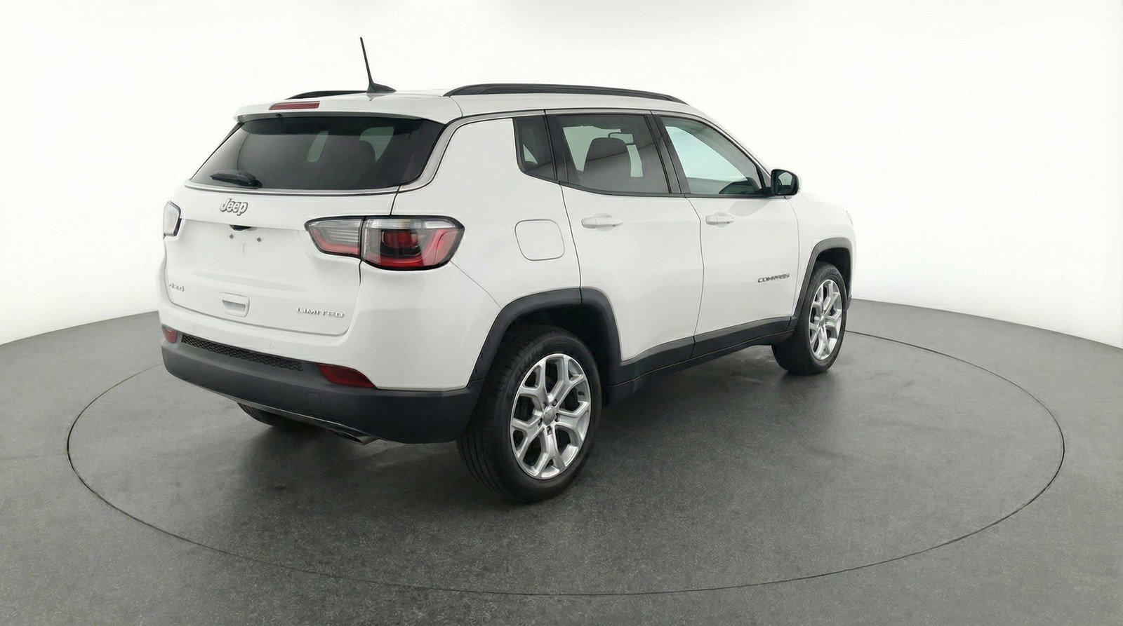 Used 2025 Jeep Compass Latitude AWD/4WD image 9