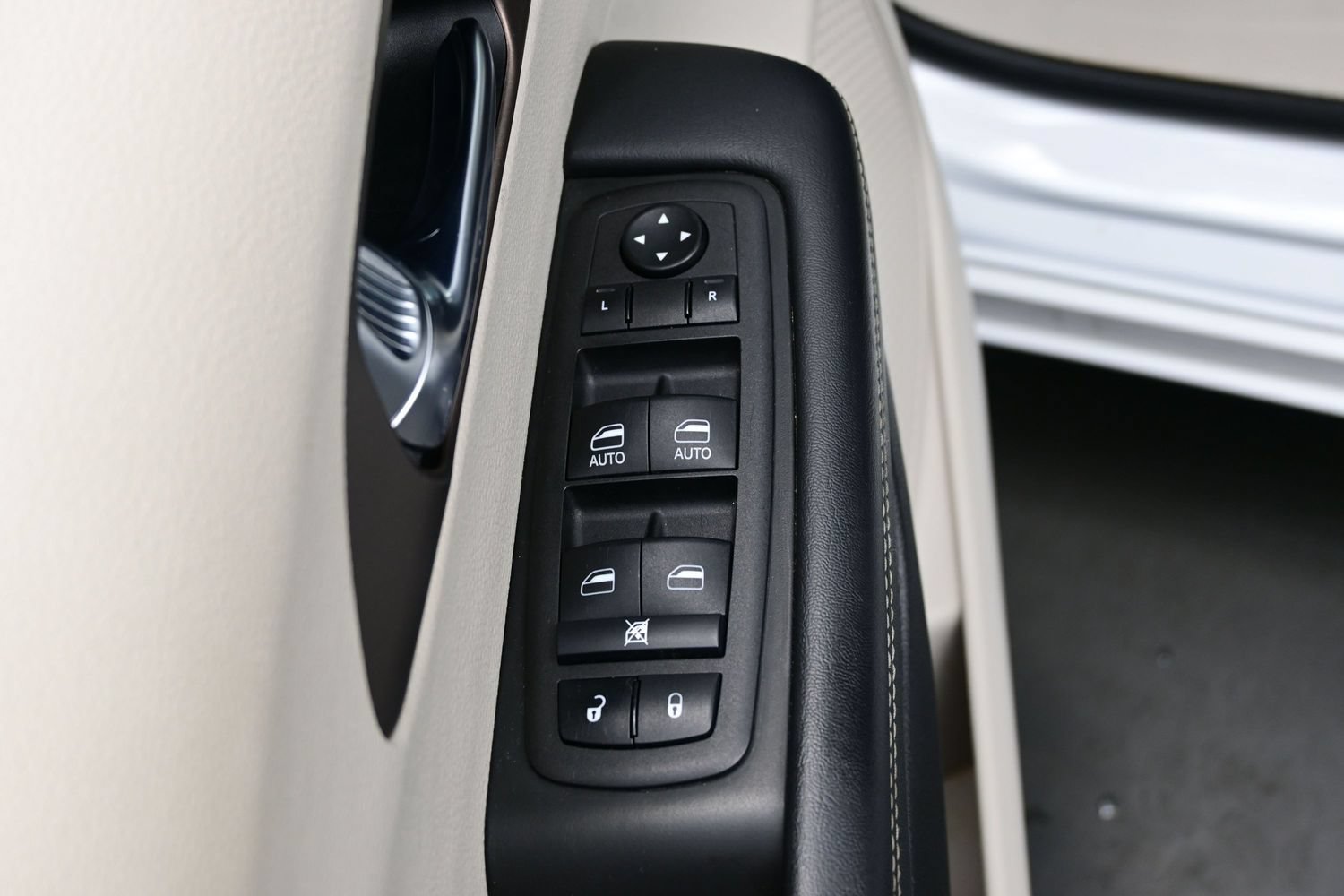 Used 2023 Chrysler Voyager LX FWD image 13