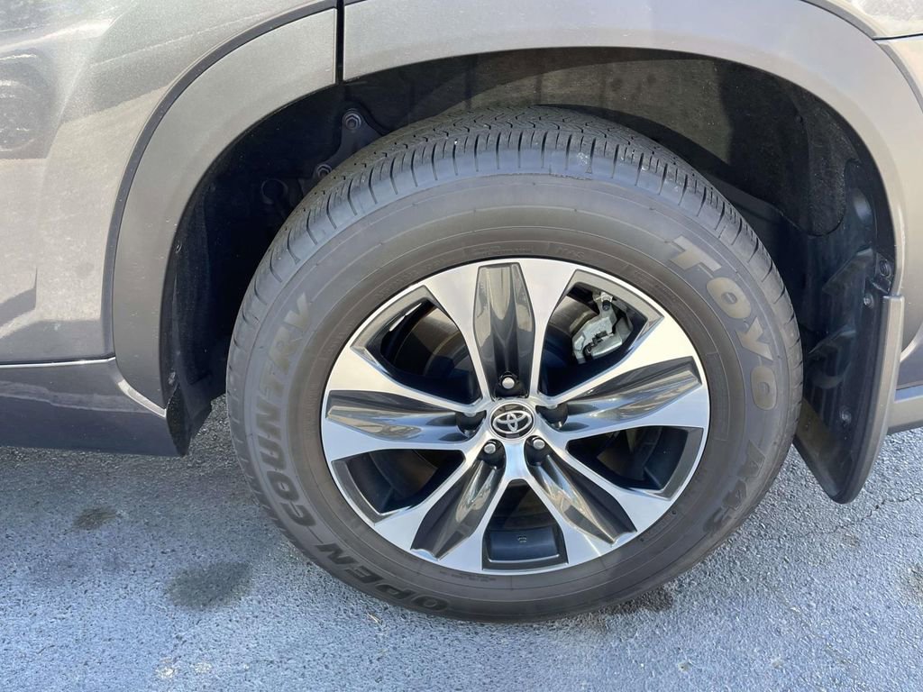 Used 2021 Toyota Highlander XLE image 24