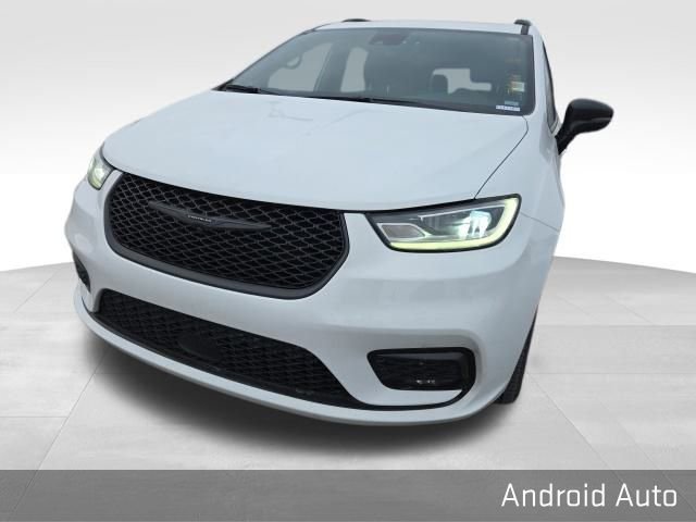 Used 2025 Chrysler Pacifica Limited image 5