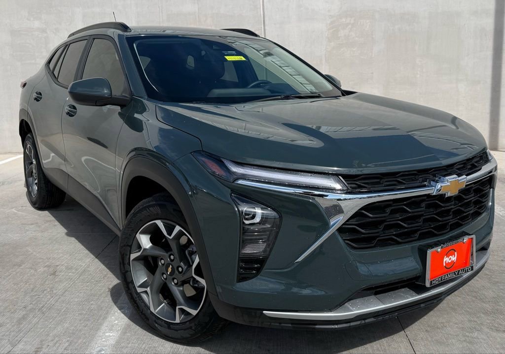 Used 2025 Chevrolet Trax LT w/ Driver Confidence Package image 1