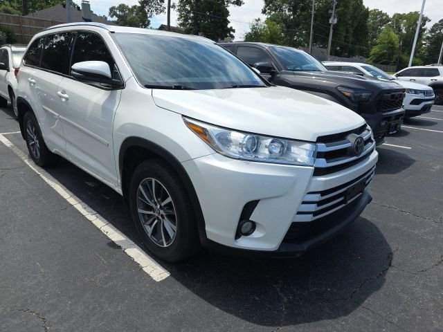Used 2017 Toyota Highlander XLE FWD image 1