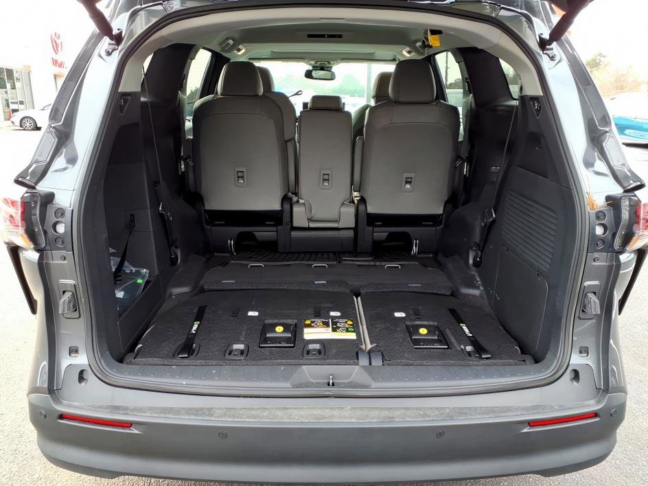 Used 2025 Toyota Sienna XLE image 10