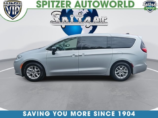Used 2024 Chrysler Pacifica Touring-L FWD image 6