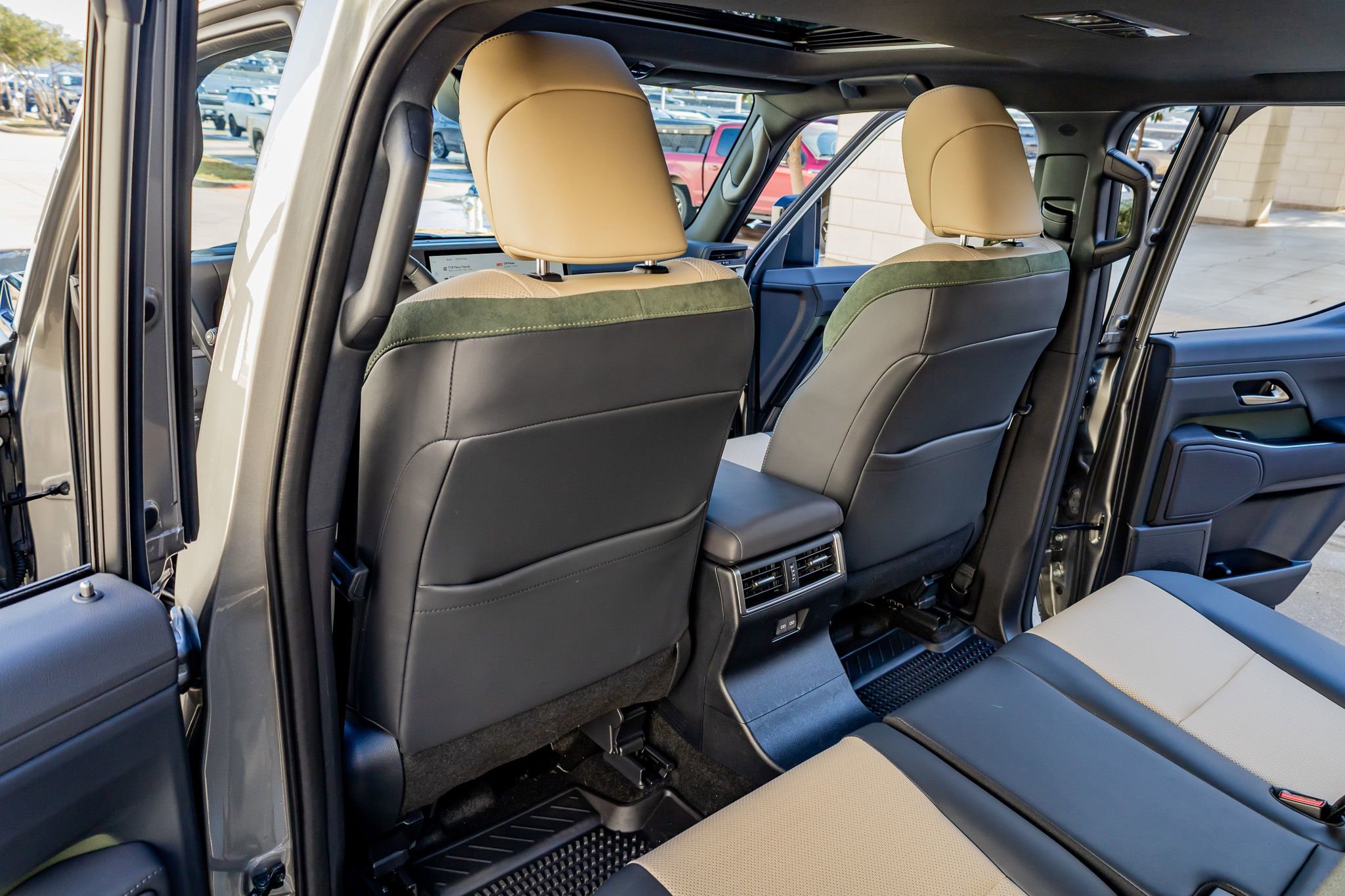 Used 2025 Lexus GX 550 550 Overtrail image 32