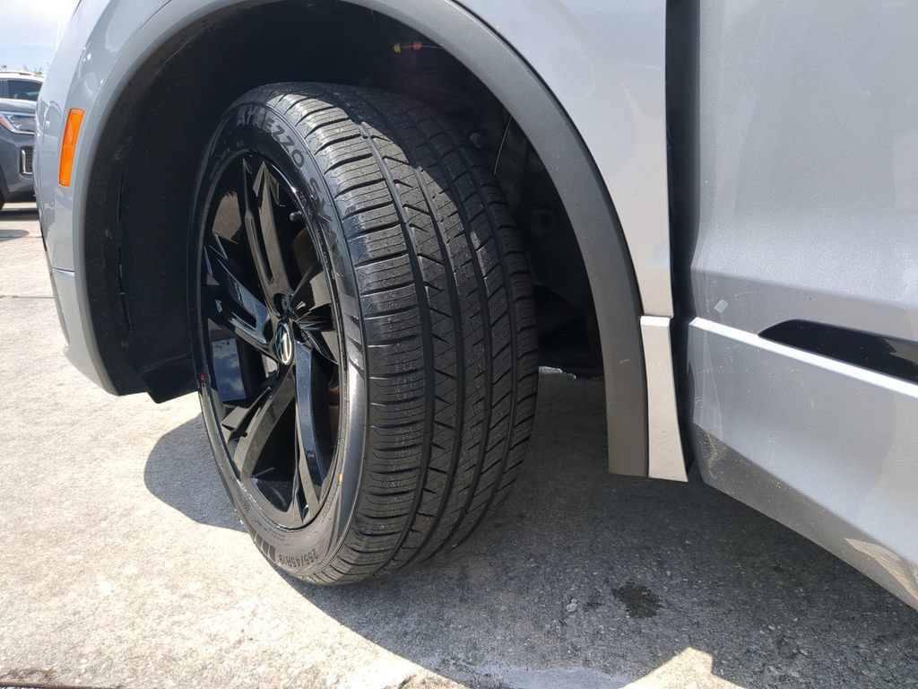 Certified 2023 Volkswagen Tiguan SE R-Line FWD image 34