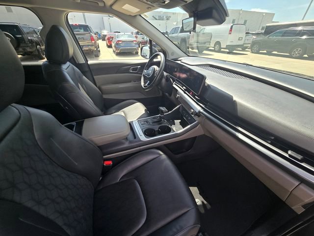 Used 2025 Kia Carnival FWD image 19
