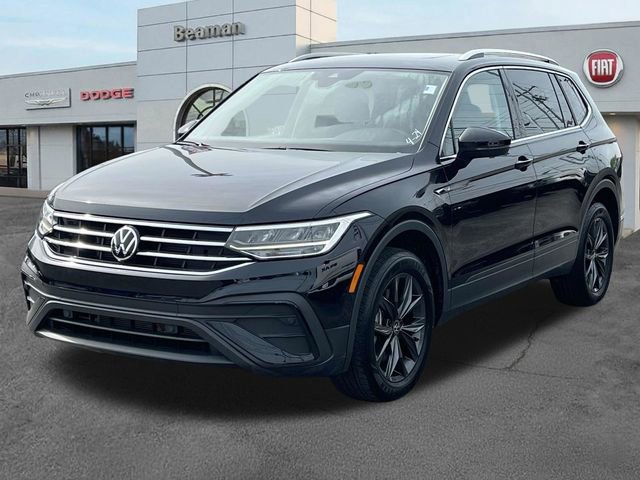 Used 2023 Volkswagen Tiguan SE w/ Panoramic Sunroof Package FWD image 3