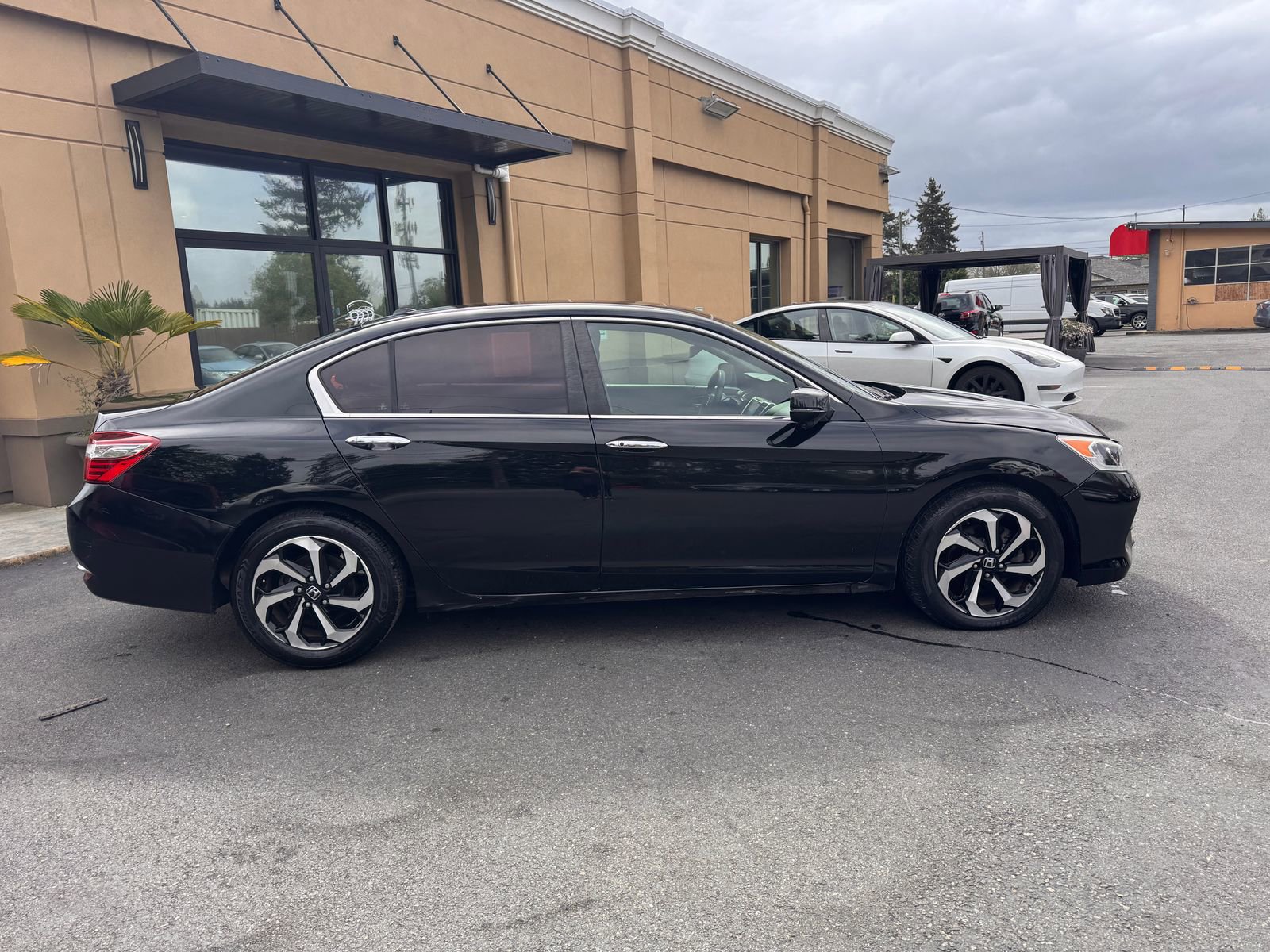 Used 2017 Honda Accord EX image 6
