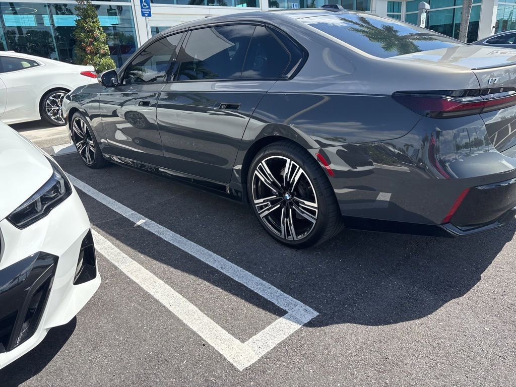 Used 2023 BMW i7 xDrive60 AWD/4WD image 9