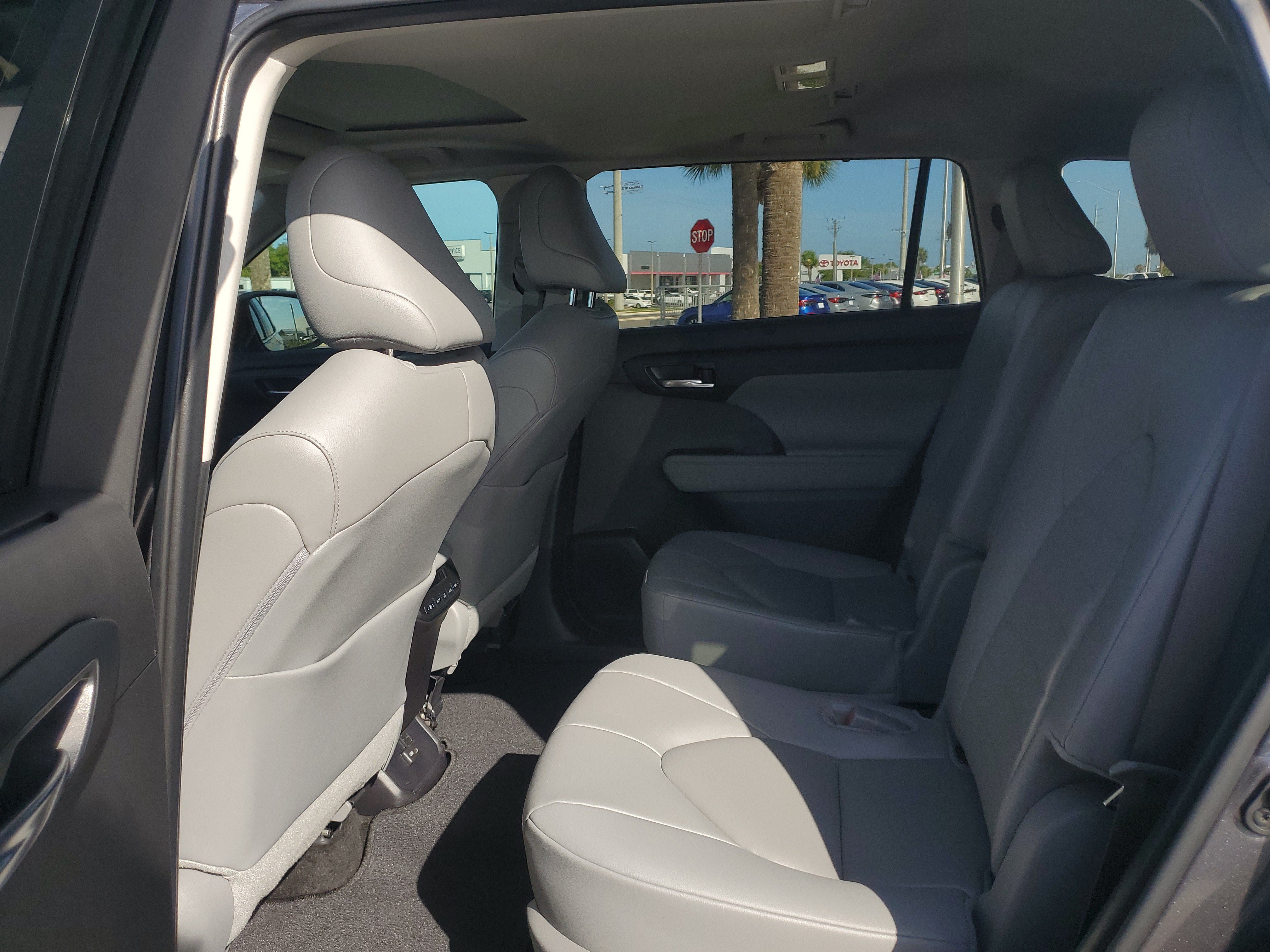 Used 2024 Toyota Highlander XLE FWD image 11