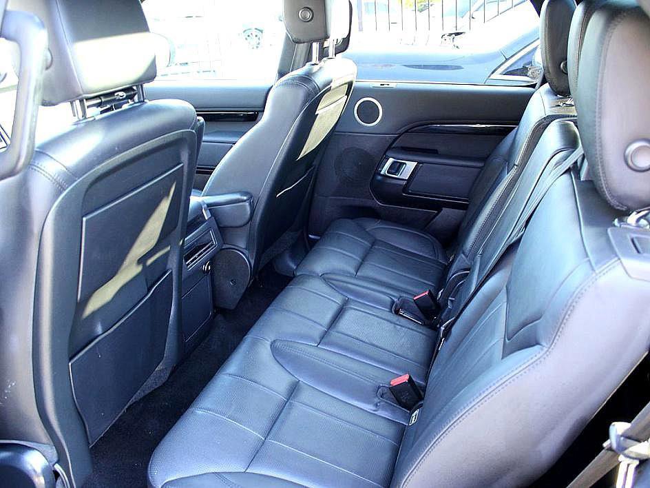 Used 2018 Land Rover Discovery SE image 8