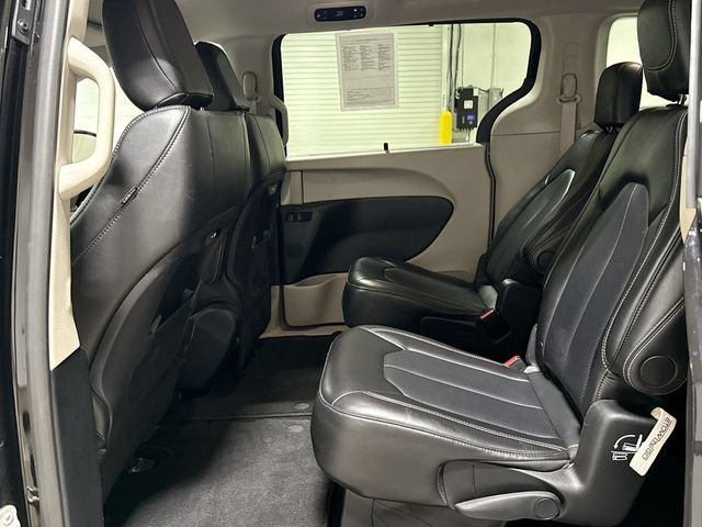 Used 2024 Chrysler Pacifica Touring-L FWD image 22