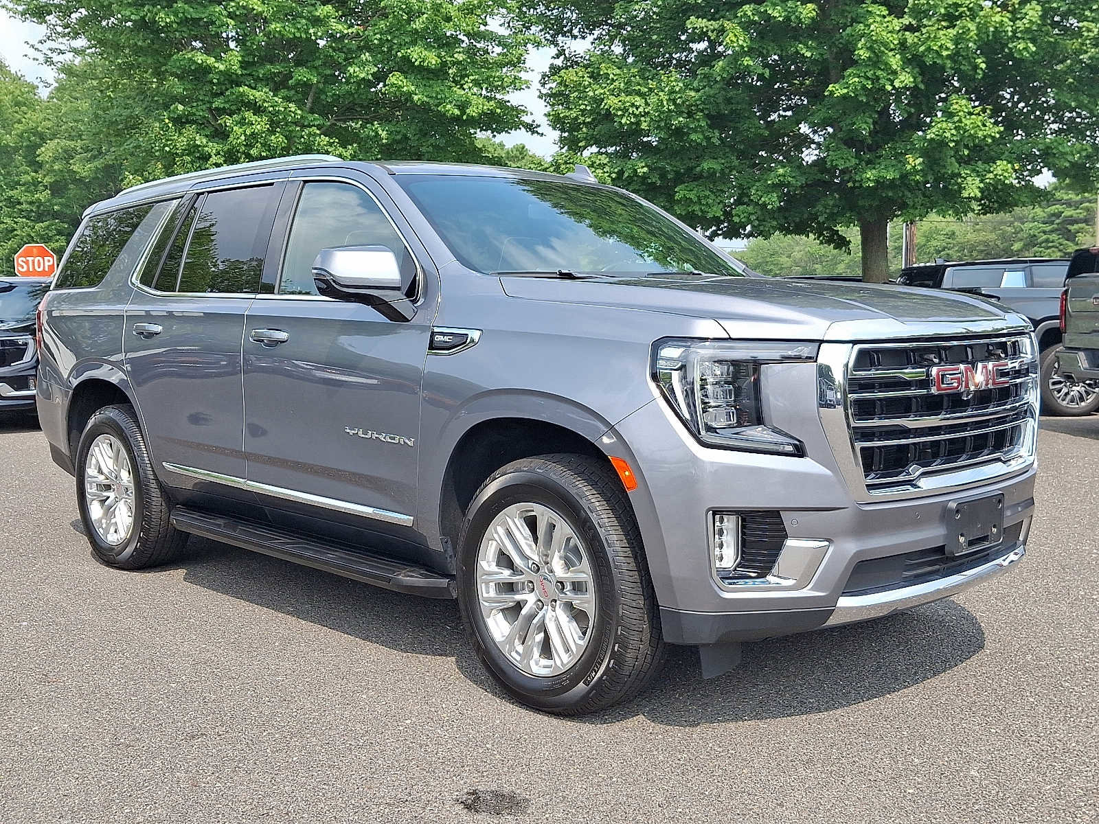 Used 2022 GMC Yukon SLT w/ SLT Premium Package image 1