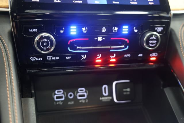 Used 2022 Jeep Grand Cherokee Summit AWD/4WD image 29