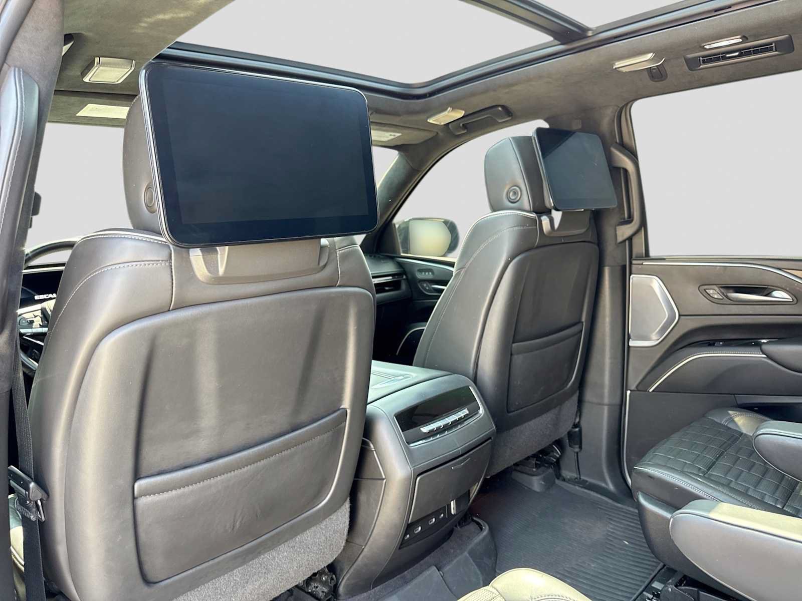 Used 2023 Cadillac Escalade Sport Platinum w/ LPO, ONYX Package AWD/4WD image 17