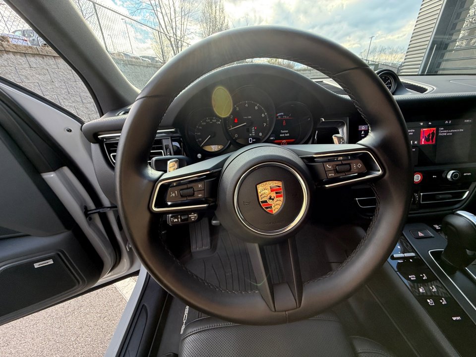 Certified 2025 Porsche Macan image 15