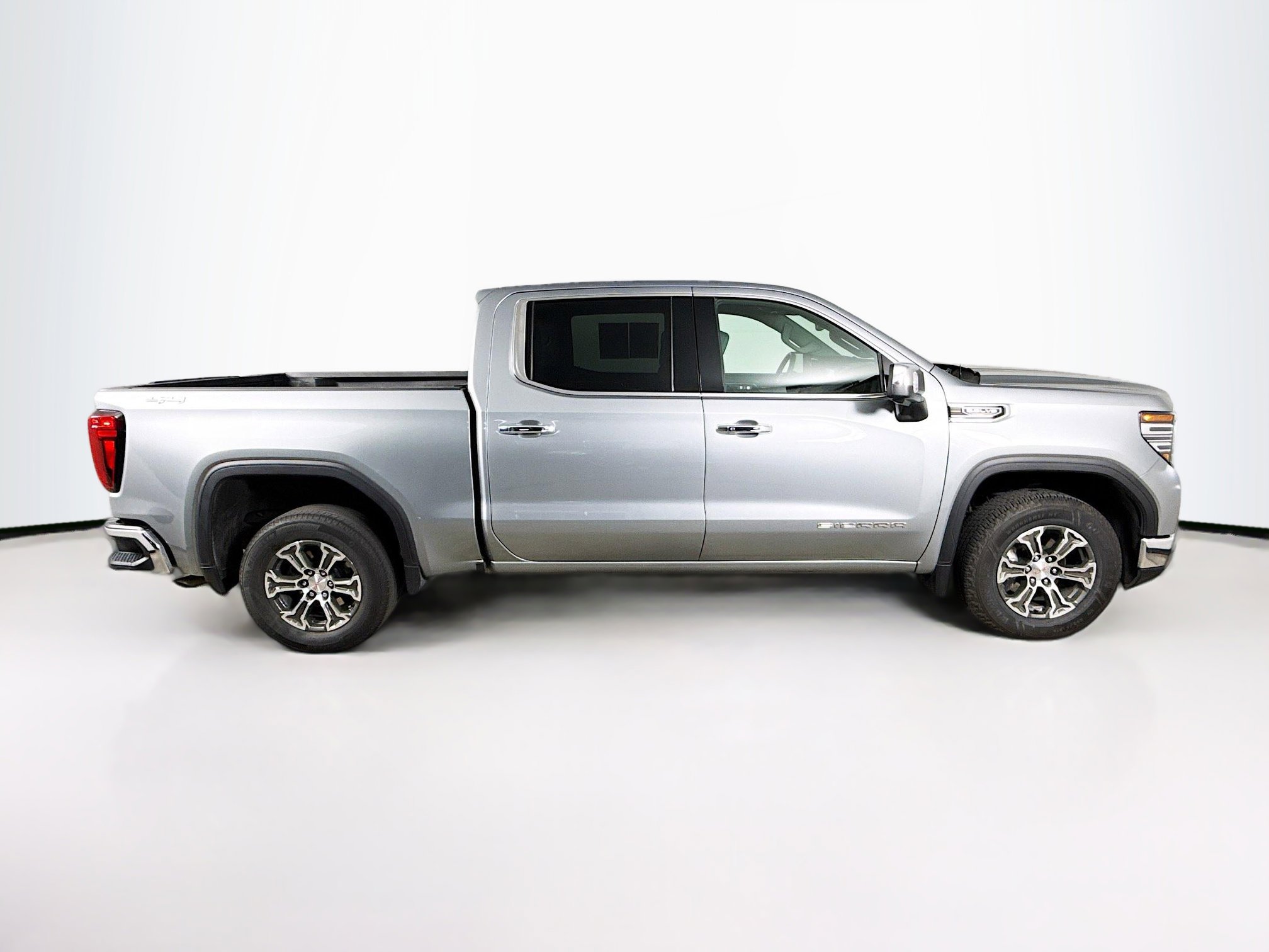 Used 2025 GMC Sierra 1500 SLT image 2